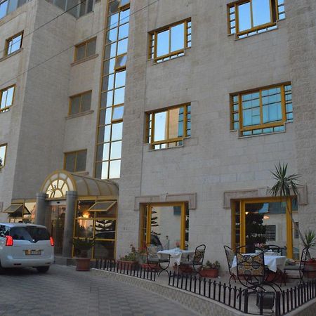 Capri Hotel Suites Amman Exteriör bild