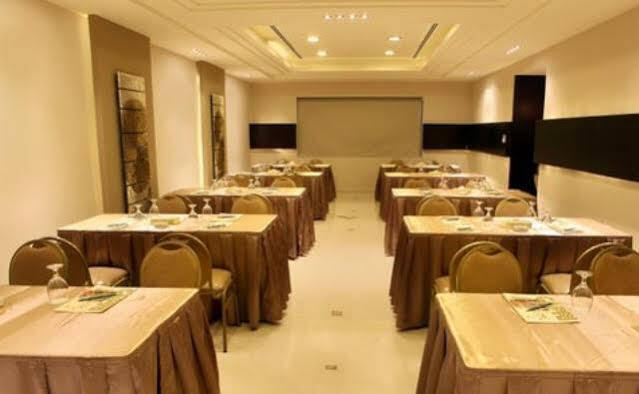 Capri Hotel Suites Amman Exteriör bild